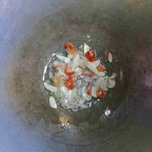Tumis bumbu iris sampai layu dan harum.