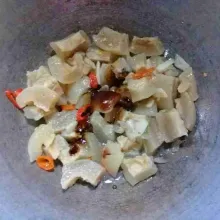 Tambahkan secukupnya kecap manis, garam, dan kaldu bubuk.