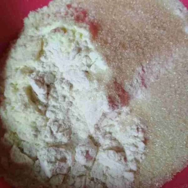 Tuang dalam wadah tepung terigu, ragi, susu bubuk, dan gula pasir, aduk hingga rata.