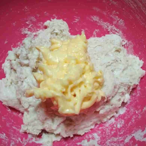 Tambahkan butter, uleni hingga setengah kalis.