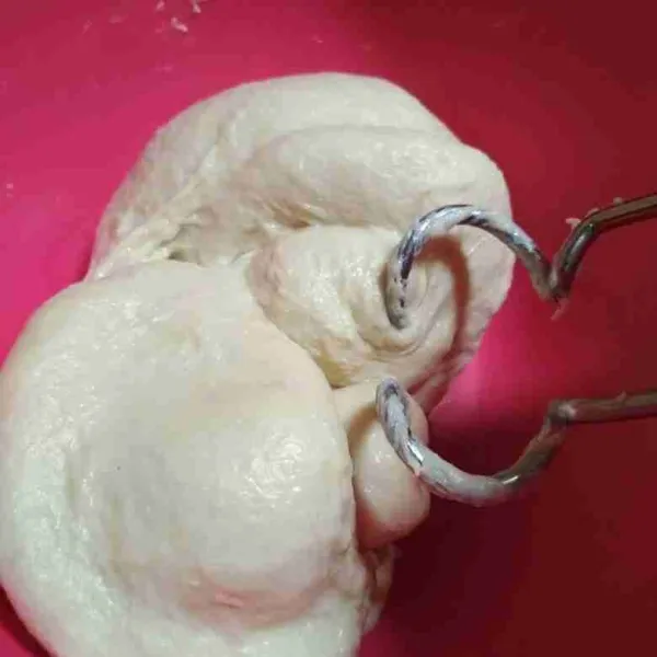 Lanjutkan uleni adonan menggunakan mixer spiral.