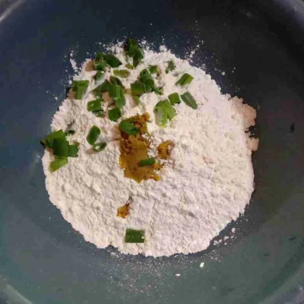 Dalam wadah masukkan tepung terigu, tepung beras, bumbu halus, dan potongan daun bawang prei.