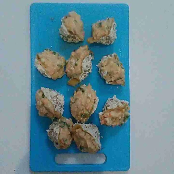 Isi adonan ke dalam tahu yang sudah dibalik.