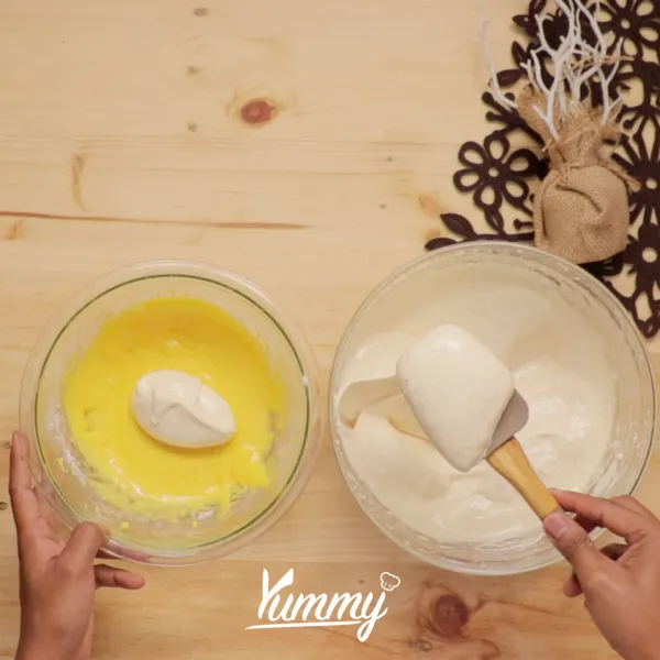 Campurkan adonan telur pertama dengan putih telur yang sudah mengembang. Setelah itu bagi menjadi dua bagian untuk rasa coklat dan original.