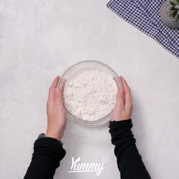 Campurkan tepung terigu, baking powder, gula pasir, dan garam. Aduk rata.