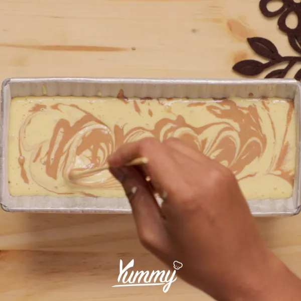 Tuangkan kedalam cetakan secara bergantian lalu aduk dengan menggunakan tusuk sate. Oven dengan suhu 180 C selama 40 menit.