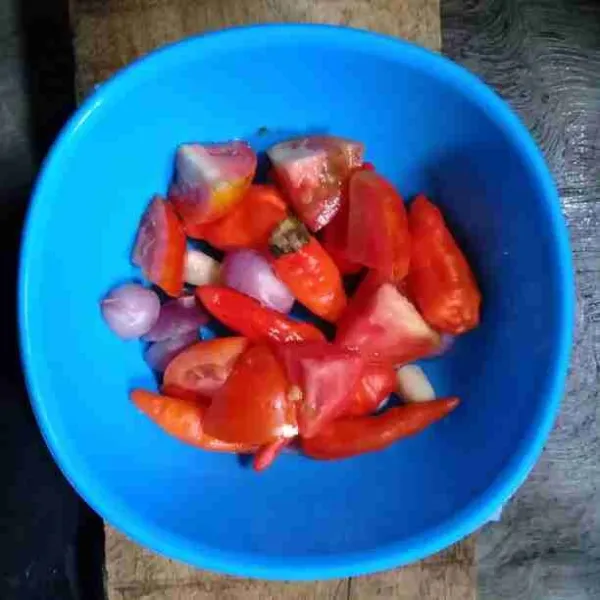 Potong-potong tomat, bawang putih, dan bawang merah.