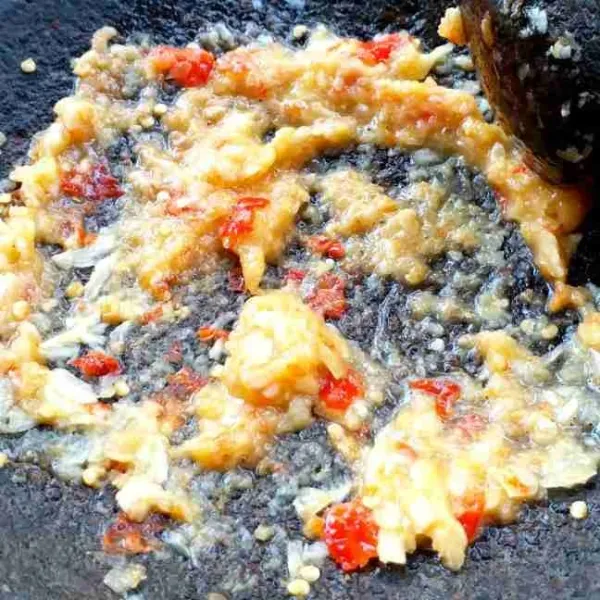 Ulek bawang putih, cabai, dan garam.