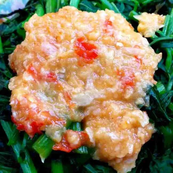 Tiriskan sayuran asal tiris saja, biarkan masih ada sisa air rebusan untuk mendapatkan kuahnya, beri bumbu uleknya, aduk rata.