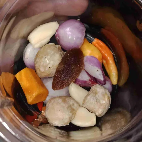 Blender halus semua bumbu, kecuali lengkuas, serai, daun salam, dan jeruk.