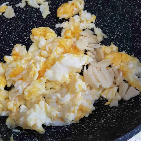 Kemudian masukkan bawang putih. Tumis hingga bawamg putih harum dan telur sedikit mengering.