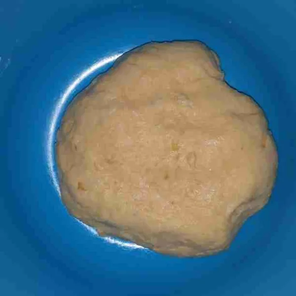 Campurkan semua bahan kecuali margarin dan garam. Aduk hingga menggumpal.