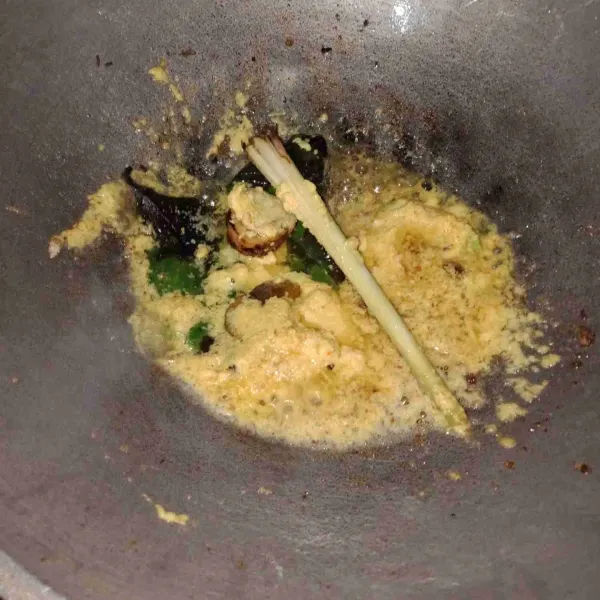 Panaskan minyak, tumis bumbu halus, lengkuas, daun jeruk dan salam, dan serai sampai harum.