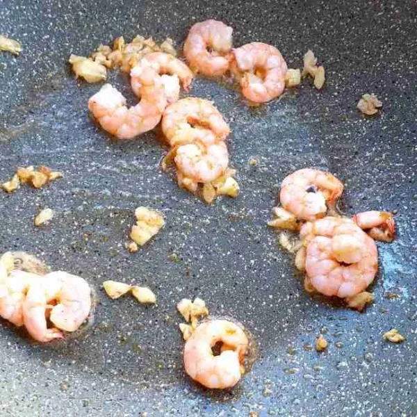 Masukkan udang, aduk sebentar sampai warnanya berubah.