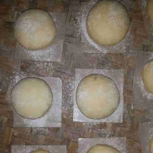 Kempeskan adonan lalu timbang adonan seberat 30 gr. Bulatkan lalu pipihkan. Istirahatkan adonan selama 45 menit. Tutupi dengan serbet.