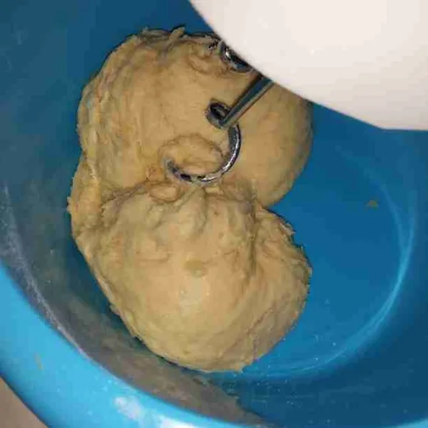 Tuang air sedikit demi sedikit. Uleni hingga setelah kalis, masukkan margarin dan garam. Mixer hingga kalis elastis, bulatkan dan diamkan selama 10 menit, tutup dengan kain.