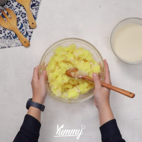 Bentuk adonan menjadi bulat, kemudian celupkan pada adonan tepung. Goreng pada minyak panas hingga kuning kecoklatan. Tiriskan.