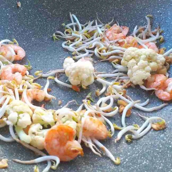 Masukkan sayuran, aduk sebentar.