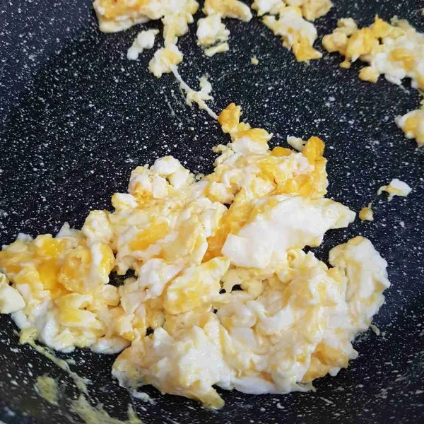 Panaskan minyak dalam teflon kemudian masukkan telur dan orak-arik telur.