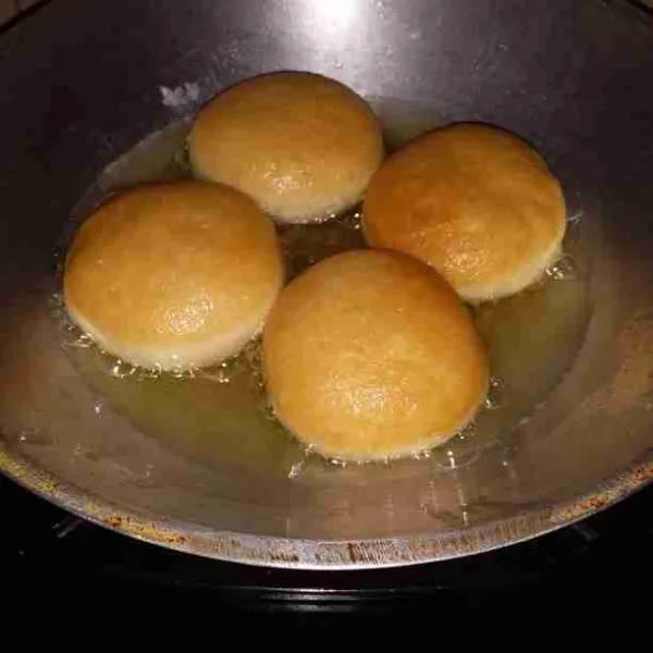 Goreng adonan sekali balik. Gunakan api kecil, angkat dan tiriskan