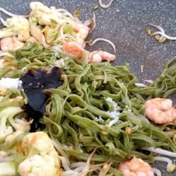 Masukkan mie beri bumbu yang ada di dalam kemasan, kecap asin dan sea salt, aduk rata.