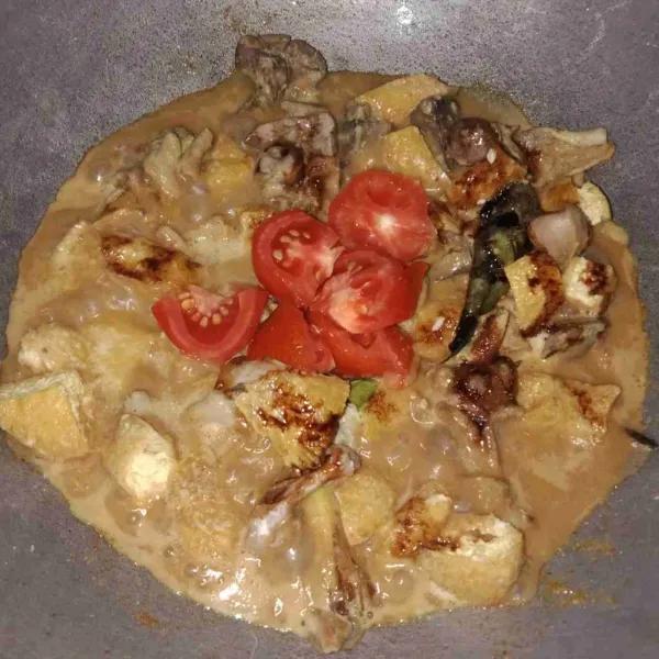 Masukkan garam, kecap, royco, dan potongan tomat. Masak sampai air menyusut.