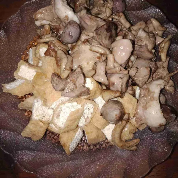 Goreng tahu dan hati ayam terlebih dahulu.