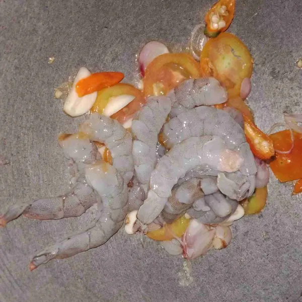 Masukkan udang, tambahkan sedikit air dan masak sampai matang.