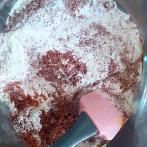 Campurkan tepung mocaf, cokelat bubuk, baking soda, baking powder, dan gula palem, aduk rata.