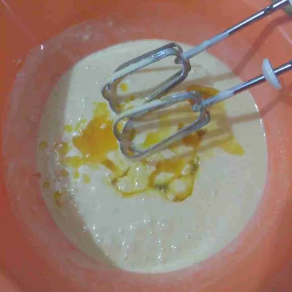 Tambahkan margarin yang telah dicairkan, aduk dengan spatula hingga merata.