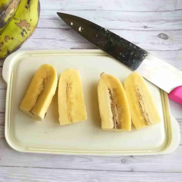 Potong pisang menjadi empat bagian (atau sesuai selera), lakukan hingga semua pisang habis.