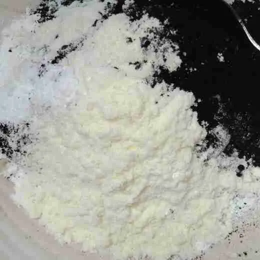 Campur tepung terigu, tepung maizena, baking powder, vanila serta susu bubuk, aduk hingga rata.