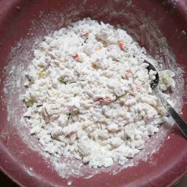 Campur nasi putih, cabe rawit, bawang putih, daun bawang, daun jeruk, tepung tapioka, dan garam. Aduk hingga rata.