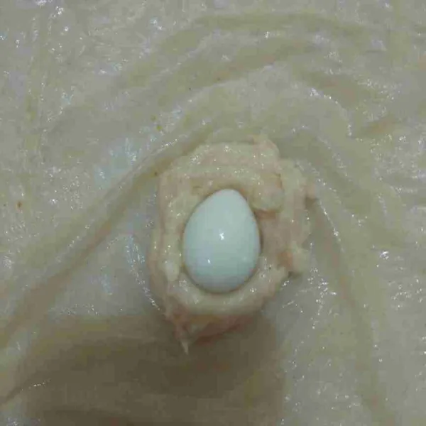Ambil kulit kembang tahu yang sudsh direndam. Taruh adonan di bagian tengah, letakan telur burung puyuh.