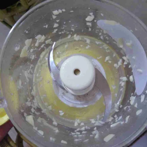 Cincang bawang putih yang telah dicuci dengan chopper.