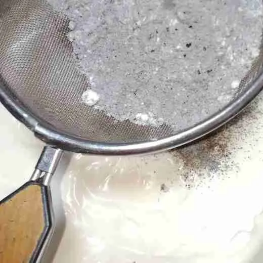 Adonan yang mengembang berjejak tadi dicampur dengan tepung yang sudah dicampur tadi dengan cara diayak lalu mixer dengan kecepatan rendah sekedar rata.