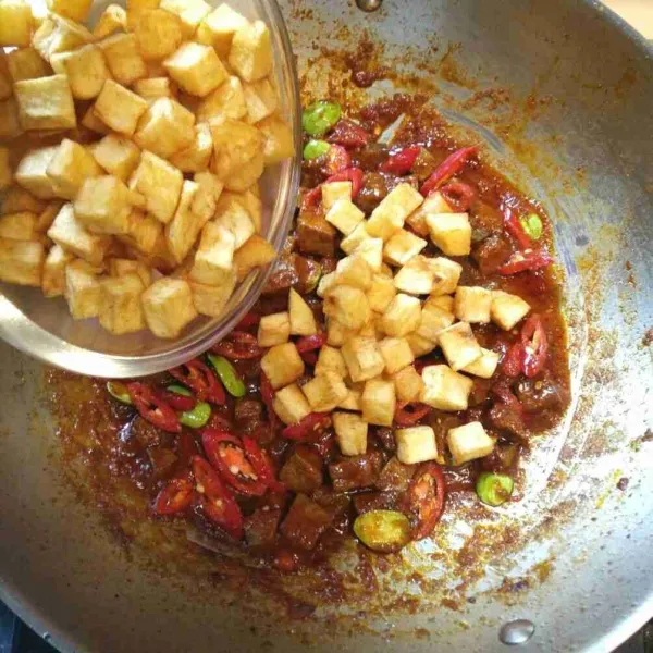 Masukkan cabe rajang dan kentang, aduk rata hingga semua bumbu tercampur rata. Sajikan saat matang.