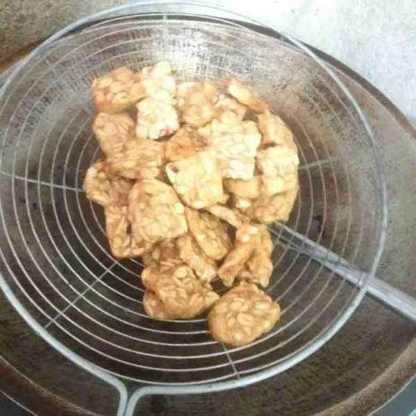 Panaskan minyak, goreng tempe sampai matang. angkat, sisihkan.