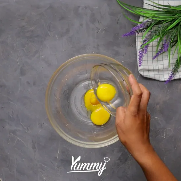 Campurkan kuning telur, telur dan gula lalu kocok dengan menggunakan whisk hingga sedikit pucat. Setelah itu tambahkan garam, vanila dan tapioka ke dalam campuran telur aduk hingga tercampur rata.