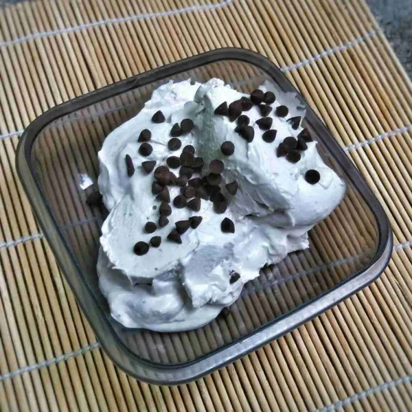 Setelah beku, keruk dan sajikan bersama taburan choco chips.
