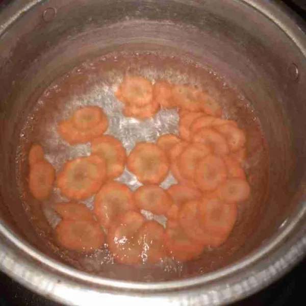 didihkan air dalam panci, masukkan wortel. masak sampai wortel setengah matang.