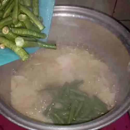 Tambahkan kacang panjang yang telah di potong sesuai ukuran selera anda.