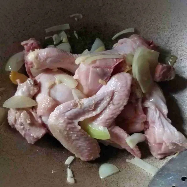 Masukkan ayam dan tumis sebentar hingga dagingnya berubah warna.