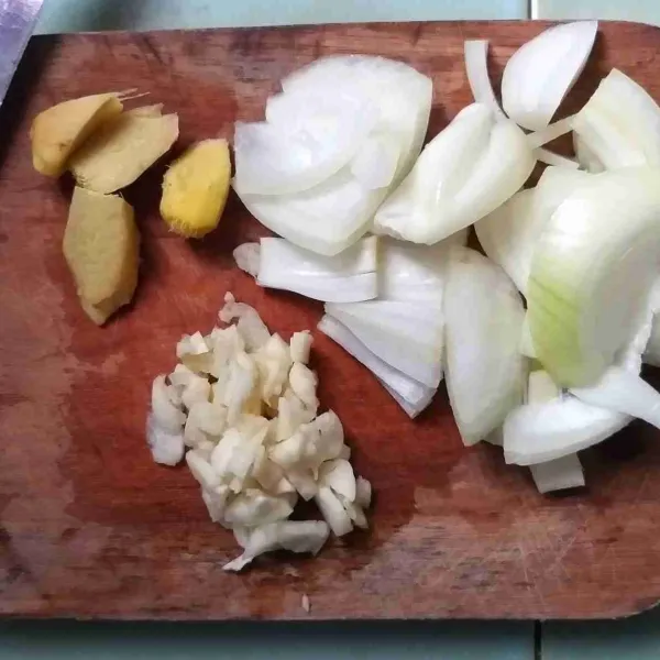 Potong-potong jahe dan bawang bombay, serta cincang bawang putih.