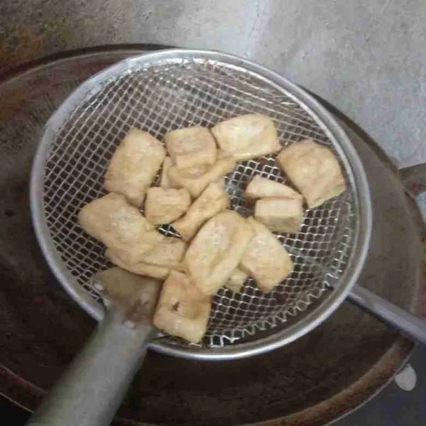 Goreng tahu sampai matang. Angkat, sisihkan.