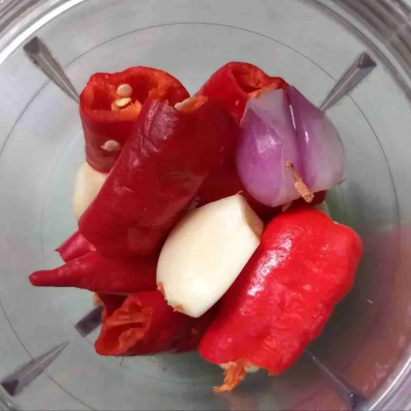 Masukkan bawang merah, bawang putih, cabai merah besar, cabai merah keriting, ebi, serta cabai rawit ke dalam alat penghalus bumbu/blender, tambahkan sedikit air agar mudah digiling.