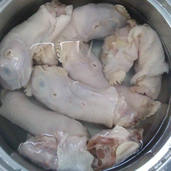 Bersihkan kepala ayam kemudian rebus sebentar sampai keluar buihnya, buang airnya.