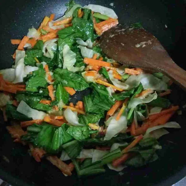 Masukkan wortel, sawi, dan kubis. Aduk hingga rata dan masak hingga sayuran setengah layu.