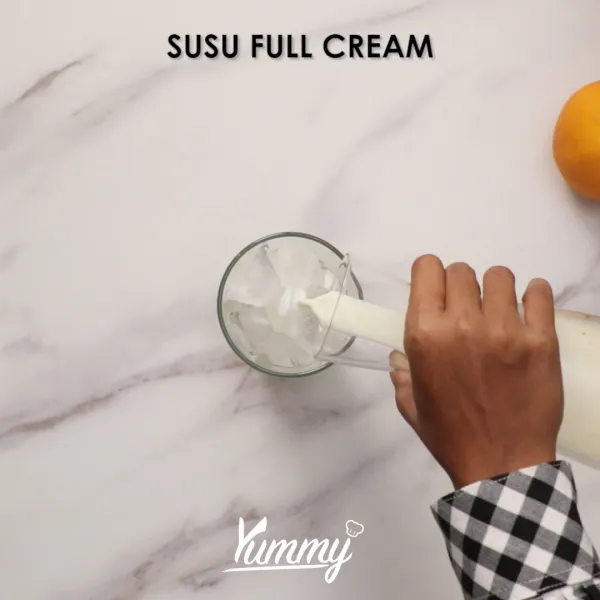 Masukkan susu full cream hingga separuh gelas.