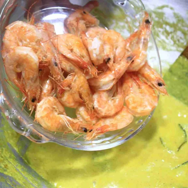 Masukkan udang goreng, aduk rata hingga semua bumbu tercampur rata. Sajikan.